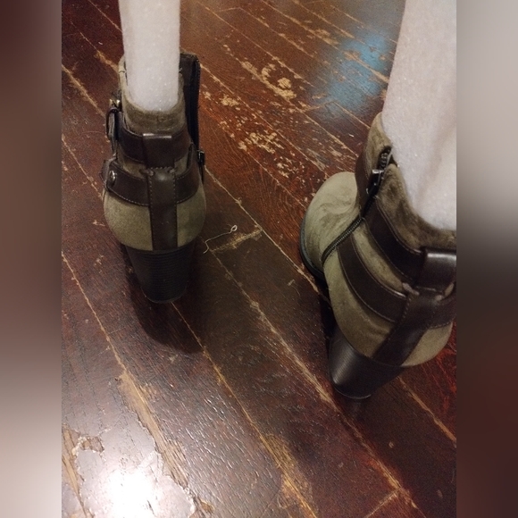 Liz Claiborne Ankle Bootie - Picture 3 of 4